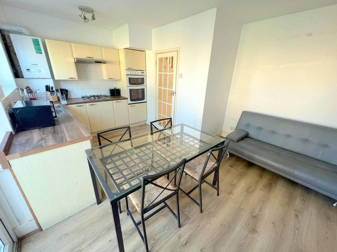 Others 3, Spacious 4-bed House in Thornton Heath, London