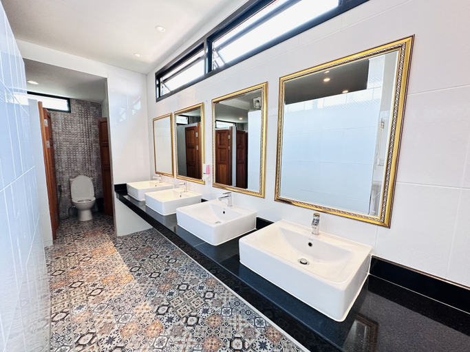 Bathroom 5, The Luna Hostel, Phuket Island