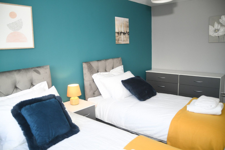 Room 2, House Sleeps 8 With Garden and Parking, Walsall