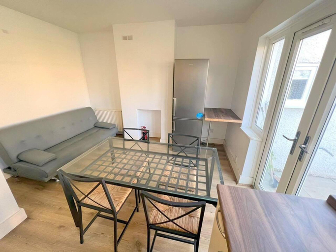 Others 4, Spacious 4-bed House in Thornton Heath, London