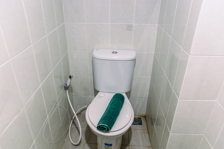 Bathroom 5, Elegant And Comfortable Studio At Urbantown Serpong Apartment, Tangerang Selatan