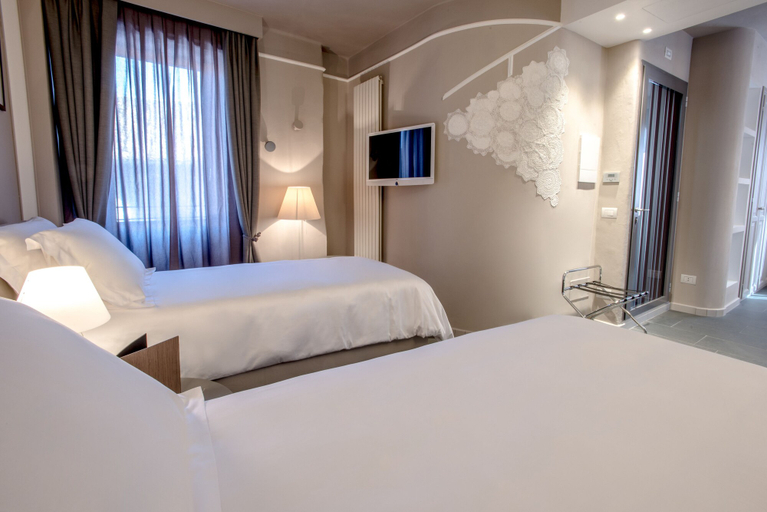 Bedroom 5, Uve Rooms & Wine Bar, Cuneo