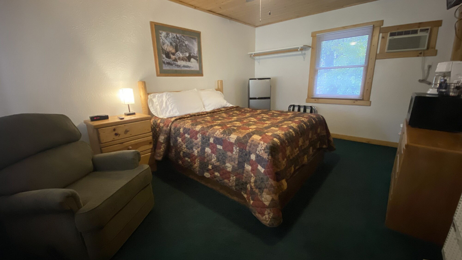 Bedroom 3, Fawndale Lodge, Shasta