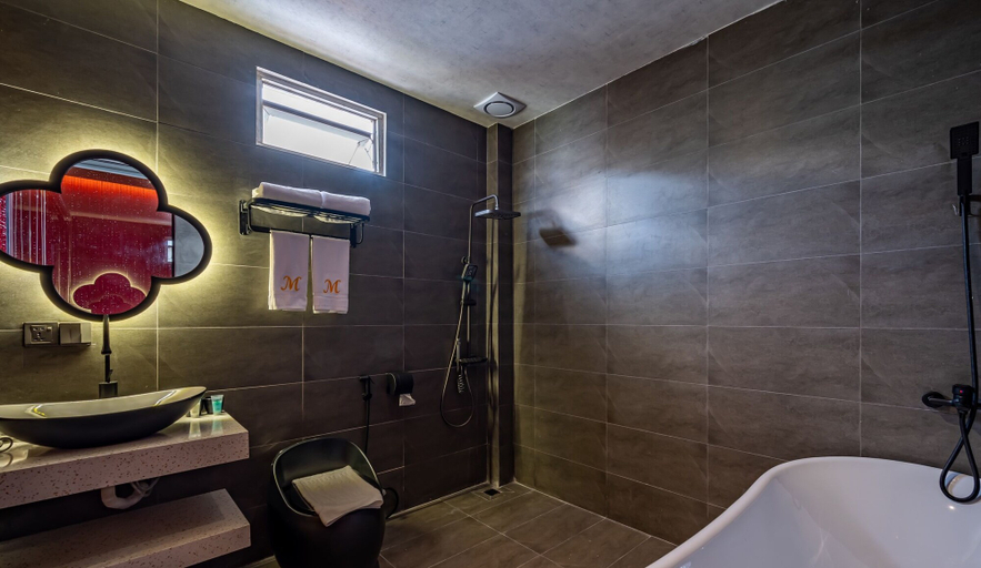 Bathroom 3, Midas Hotel, District 10