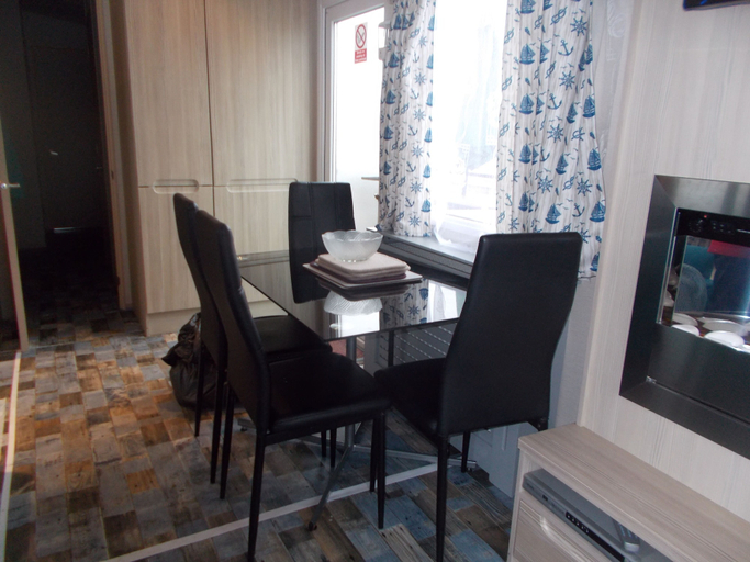 Others 3, 3 Bed Caravan - Sleeps 8 - Wifi - Parking, Conwy