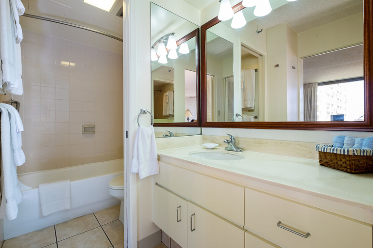 Bathroom 3, Hawaiian Sun Holidays, Honolulu