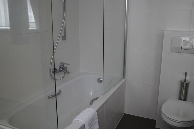 Bathroom 5, Hotel Corner House, West-Vlaanderen