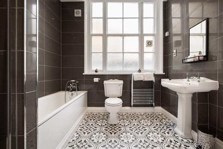 Bathroom 5, Avari Apartments - Hatton Collection, London