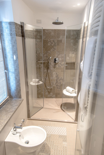 Bathroom 5, Uve Rooms Wine Bar, Cuneo