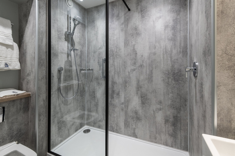 Bathroom 5, Royal National Hotel, London
