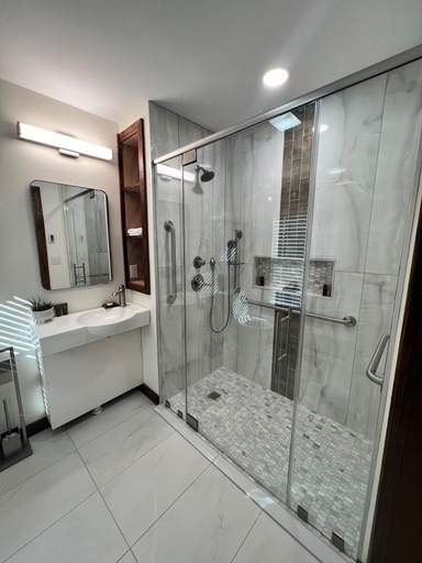 Bathroom 4, Monterey Inn, Highland