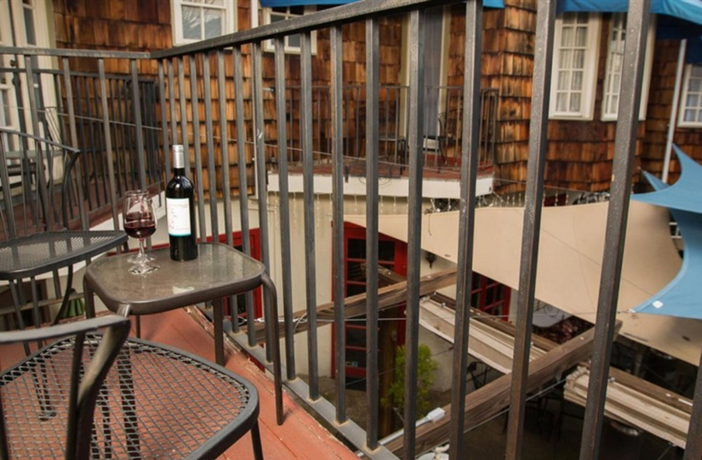 Others 5, The Victoria Inn, Calaveras