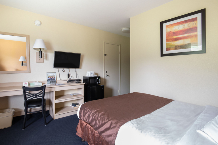 Bedroom 5, Days Inn by Wyndham New Philadelphia, Tuscarawas