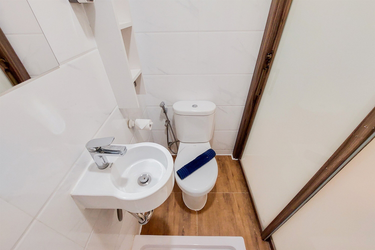 Bathroom 2, Homey And Warm Studio Room At Sky House Bsd Apartment, South Tangerang