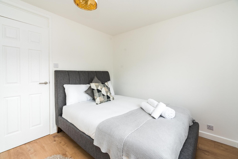 Bedroom 2, Sleek and Stylish 2BD Home With a Garden Anerley, London