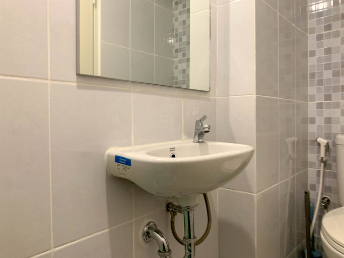 Bathroom 4, Simply Studio At 19Th Floor Tokyo Riverside Pik 2 Apartment, Tangerang