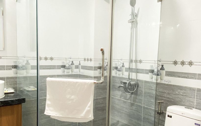 Bathroom 4, Thiên Tài Hotel, District 3