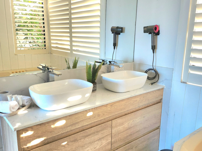Bathroom 4, Arthurs Holiday Villa, Melbourne