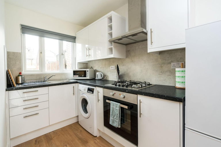 Others 5, Sleek and Stylish 2BD Home With a Garden Anerley, London