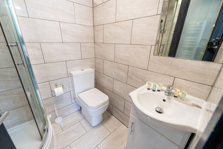 Bathroom 3, Modern Studio 10 Mins on Train to City!, Birmingham