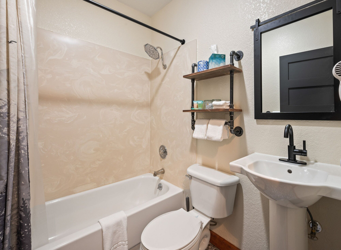 Bathroom 4, Hotel Leavenworth, Chelan