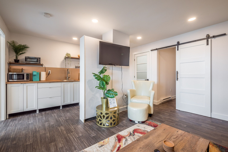 Others 5, Cozy Fully-Equipped 2 Bedroom Suite, Halifax