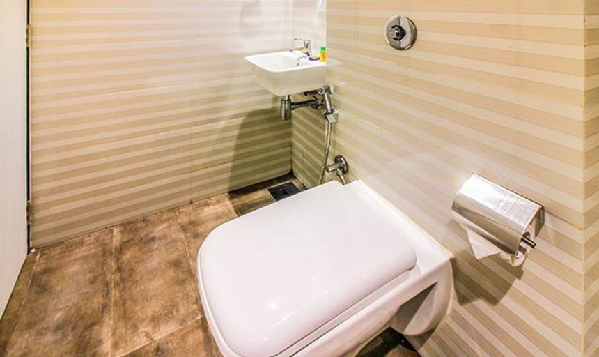 Bathroom 3, Fabhotel Rk International, Mumbai Suburban