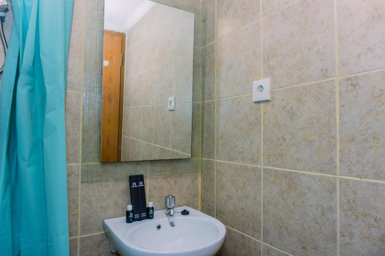 Bathroom 3, Modern Look And Comfy Studio Great Western Resort Apartment, Tangerang