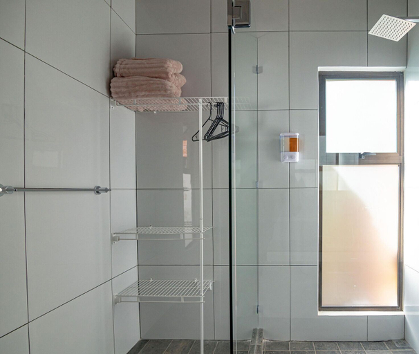 Bathroom 4, Riverside Bungalows, Aguirre