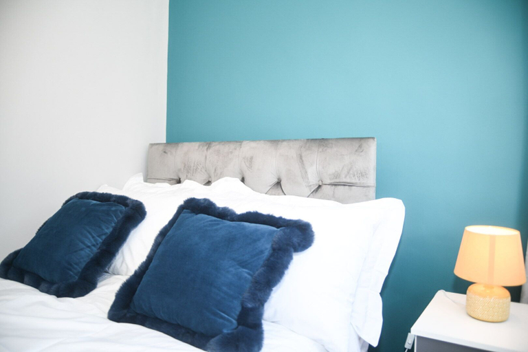 Room 4, House Sleeps 8 With Garden and Parking, Walsall