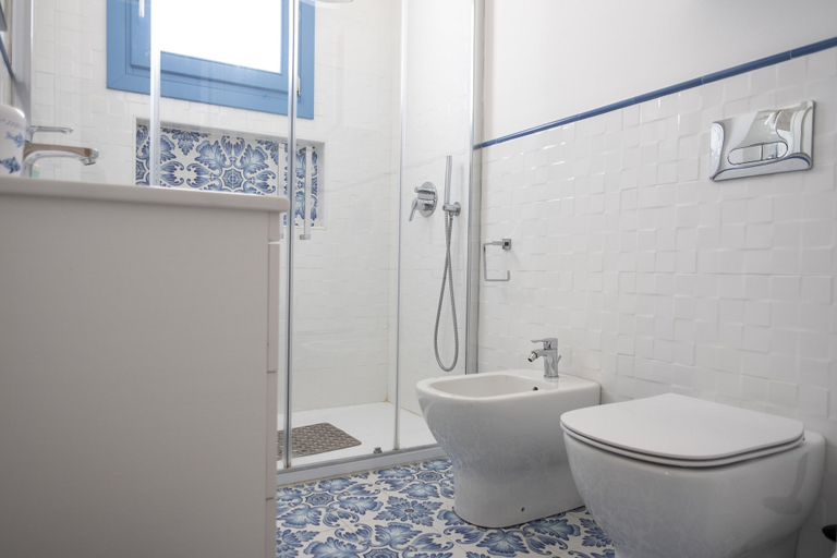 Bathroom 4, Casa Blu sul mare e centralissima, Trapani