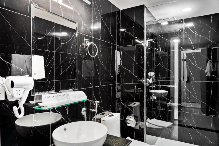 Bathroom 5, MLZ APARTMENTS, Sihanoukville