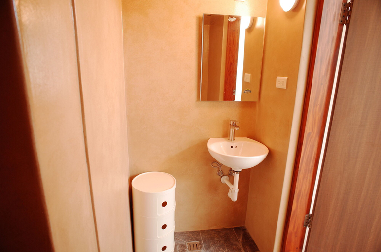 Bathroom 3, Big Nose Inn, Pingtung