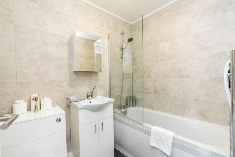 Bathroom, Sleek and Stylish 2BD Home With a Garden Anerley, London