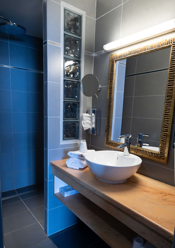 Bathroom 4, Brit Hotel Confort Saint-Lô, Manche