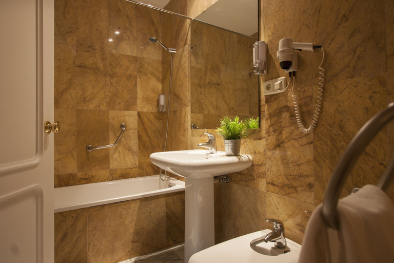 Bathroom 5, Hotel Trafalgar, Cádiz