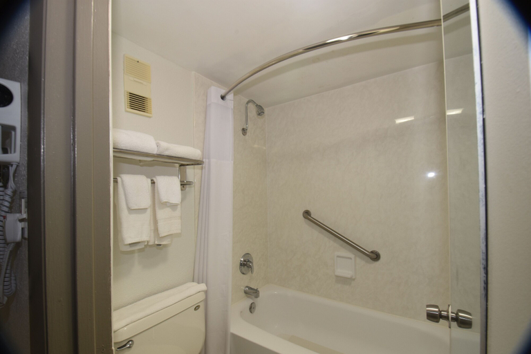Bathroom 4, Days Inn by Wyndham Stuart, Martin