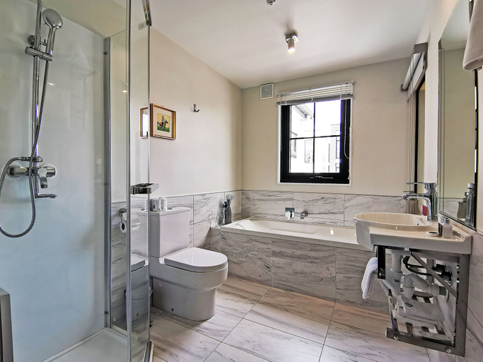 Bathroom 4, The Salisbury Business Class, Christchurch