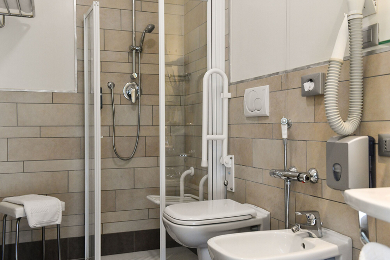 Bathroom 5, Hotel Vienna, Venezia