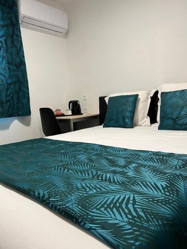 Bedroom 4, Hotel de la Paix Lyon Sud Givors, Rhône