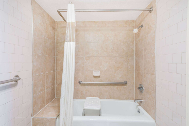Bathroom 4, Days Inn by Wyndham Hannibal, Ralls