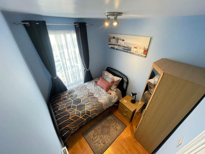 Room 3, Impeccable 4-bed Home Away From Home in Swindon, Swindon