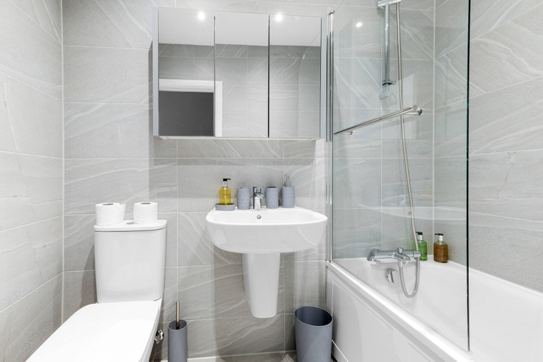 Bathroom 3, The Modern Apartments - 2 Bedroom with Parking by 360Stays, Buckinghamshire