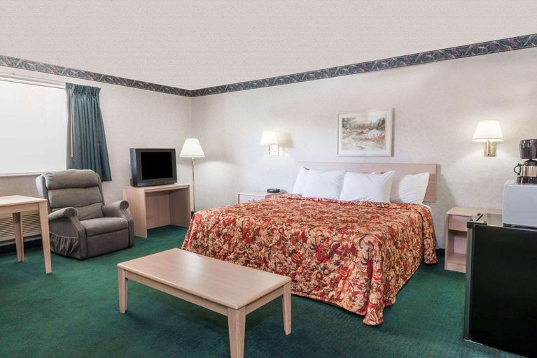 Bedroom 5, Knights Inn Ottawa, Franklin