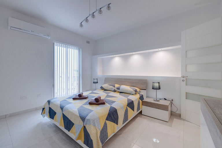 Bedroom 3, Spacious Apartment Steps to the Promenade