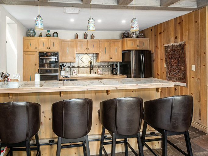Food & Drinks, Village Center Condo 1F, Eagle