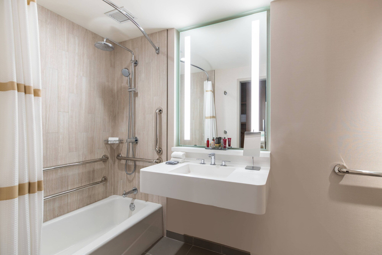 Bathroom 4, Marriott Marquis Chicago, Cook