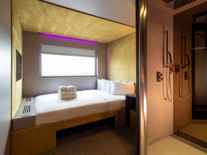 Bedroom 2, Bloc Hotel London Gatwick Airport, West Sussex