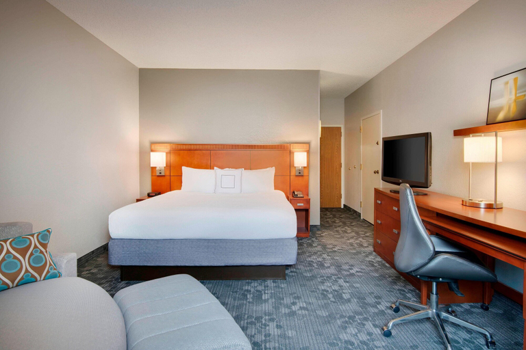 Bedroom 3, Courtyard by Marriott Savannah Midtown, Chatham