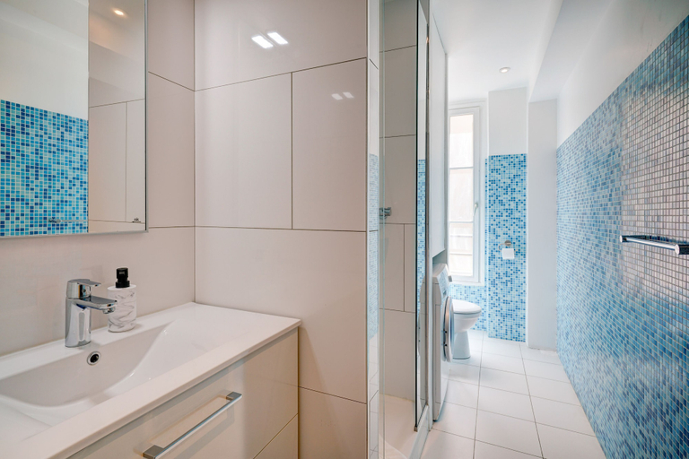 Bathroom 4, Apartments du Louvre - Le Marais, Paris